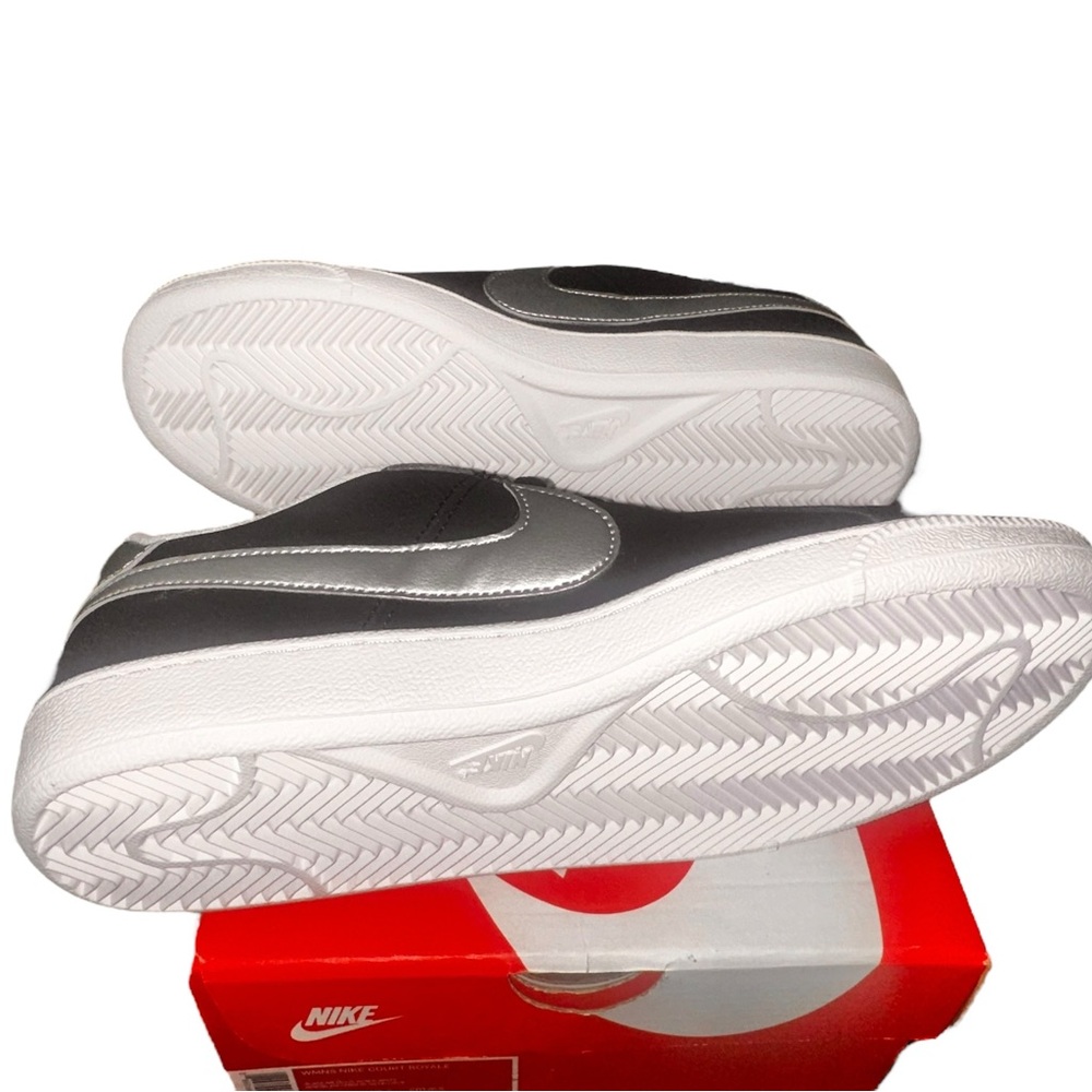 NIB WMNS NIKE COURT ROYALE - Picture 3 of 5